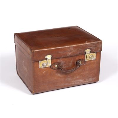 Lot 135 - AN EARLY 20TH CENTURY LEATHER SQUARE HAT BOX OR CASE