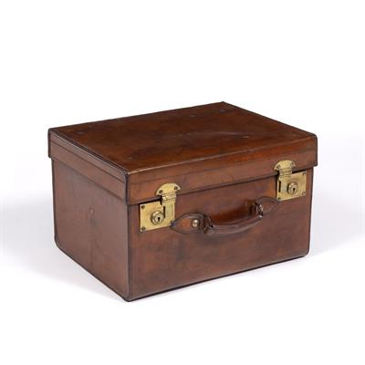 Lot 144 - AN EARLY 20TH CENTURY LEATHER SQUARE HAT BOX OR CASE