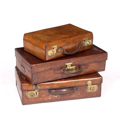 Lot 156 - A LATE 19TH CENTURY/EARLY 20TH CENTURY LEATHER SUITCASE