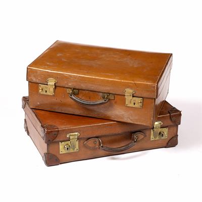 Lot 158 - AN EARLY 20TH CENTURY LEATHER SUITCASE