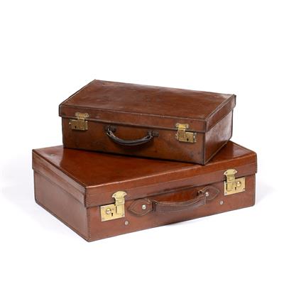 Lot 159 - AN EARLY 20TH CENTURY LEATHER SUITCASE