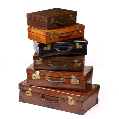 Lot 160 - A LEATHER SUITCASE