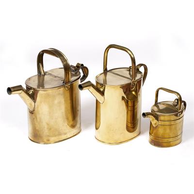 Lot 183 - A 19TH CENTURY BRASS LARGE WATERING CAN with fixed handle