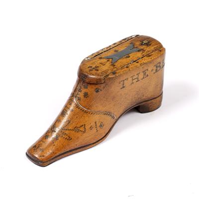 Lot 193 - A 19TH CENTURY TREEN SNUFF BOX IN THE FORM OF A SHOE