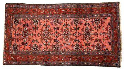 Lot 340 - A HAMADAN ROSE PINK GROUND RUG decorated four medallions within a triple border