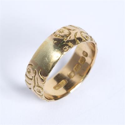 Lot 362 - 18ct yellow gold band