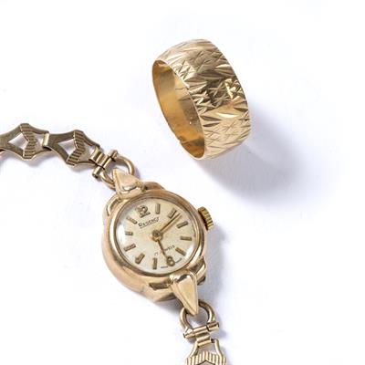 Lot 365 - 9ct yellow gold cased ladies wristwatch