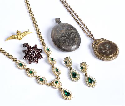 Lot 370 - Selection of costume jewellery to include