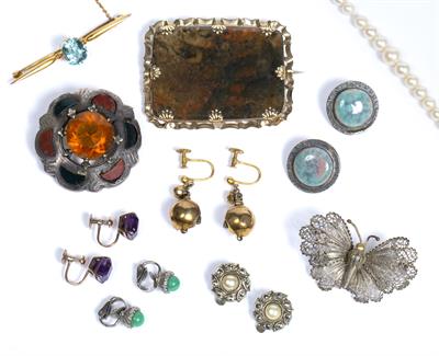 Lot 371 - Selection of costume jewellery to include