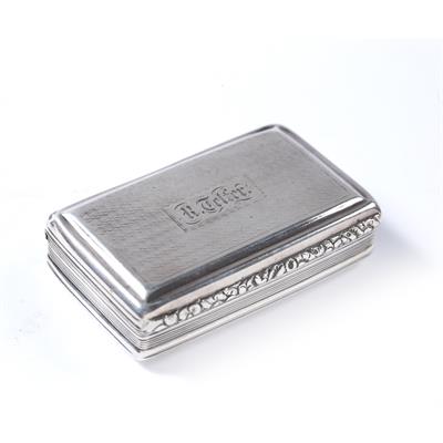 Lot 394 - Silver snuff box