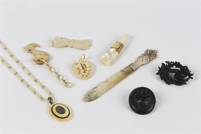 Lot 341 - Collection of mourning jewellery to include