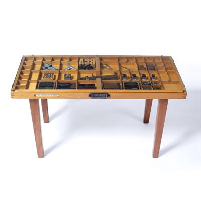 Lot 184 - Specimen table