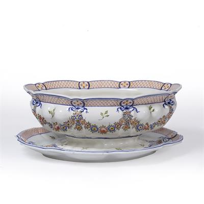 Lot 16 - AN ITALIAN TIN GLAZED POTTERY OVAL TUREEN AND STAND