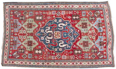 Lot 18 - AN ORIENTAL RUG