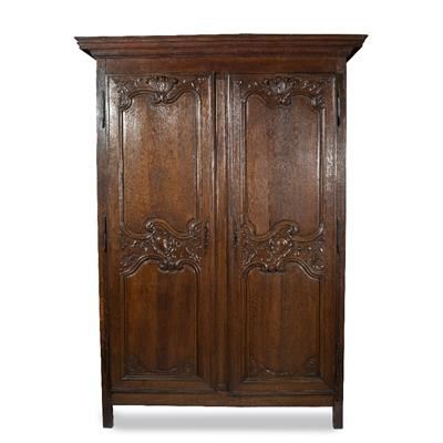 Lot 90 - AN 18TH CENTURY FRENCH PROVINCIAL OAK ARMOIRE