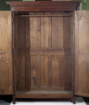 Lot 90 - AN 18TH CENTURY FRENCH PROVINCIAL OAK ARMOIRE