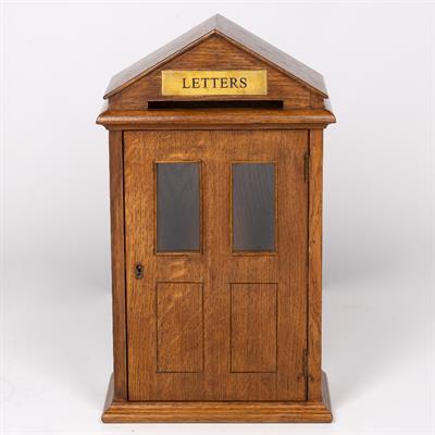 Lot 92 - AN OAK COUNTRY HOUSE TYPE POSTING BOX