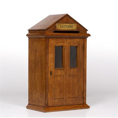 Lot 92 - AN OAK COUNTRY HOUSE TYPE POSTING BOX