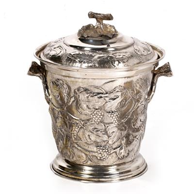 Lot 99 - A DECORATIVE ITALIAN SILVER PLATE LIDDED ICE BUCKET AND COVER