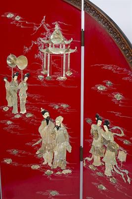 Lot 115 - A JAPANESE STYLE RED LACQUERED MOON SCREEN