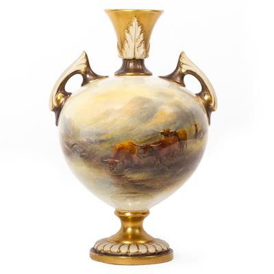 Lot 165 - A ROYAL WORCESTER VASE