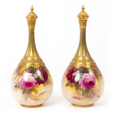 Lot 166 - A PAIR OF WORCESTER GLOBULAR VASES AND COVERS