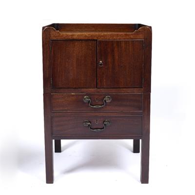 Lot 195 - A GEORGE III MAHOGANY TRAY TOP COMMODE