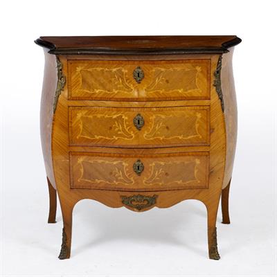 Lot 218 - AN 18TH CENTURY FRENCH STYLE WALNUT SERPENTINE COMMODE