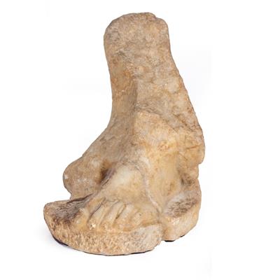 Lot 243 - A FRAGMENT OF ANCIENT MARBLE SCULPTURE