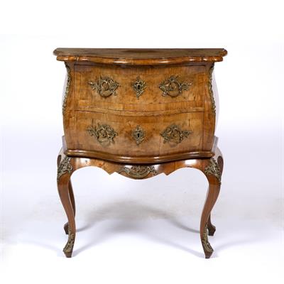 Lot 280 - AN 18TH CENTURY STYLE WALNUT SERPENTINE TWO DRAWER COMMODE