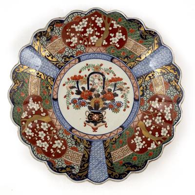 Lot 286 - A LATE 19TH CENTURY JAPANESE IMARI CHARGER