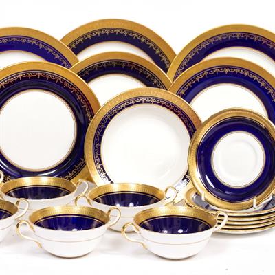 Lot 330 - AN AYNSLEY GEORGIAN COBALT PATTERN DINNER SERVICE