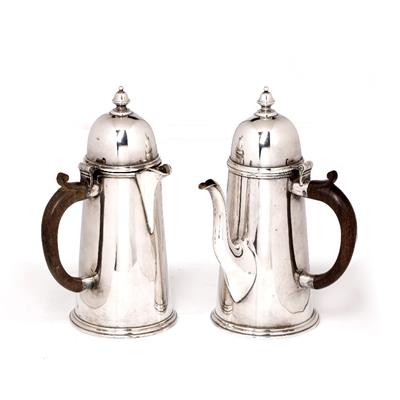 Lot 364 - A LATE 19TH / EARLY 20TH CENTURY HAMILTON & CO SILVER PLATED COFFEE POT AND HOT WATER JUG