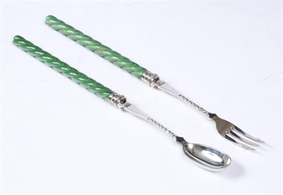 Lot 398 - A GEORGE V STAINED IVORY AND SILVER PICKLE FORK AND SPOON