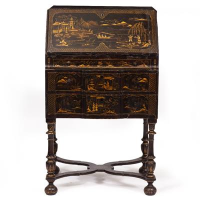 Lot 404 - AN ANTIQUE CHINOISERIE SMALL BUREAU