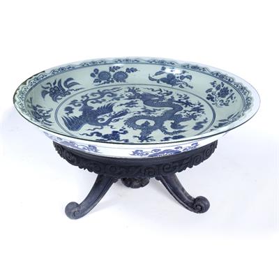 Lot 425 - A LARGE CHINESE PORCELAIN BLUE AND WHITE CHARGER