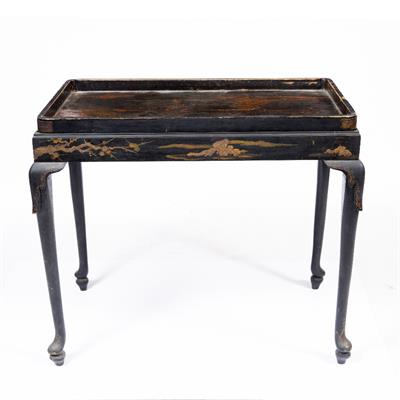 Lot 437 - A GEORGE III BLACK LACQUERED AND CHINOISERIE DECORATED TRAY TOP TABLE