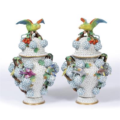 Lot 459 - A PAIR OF LATE 19TH CENTURY MEISSEN 'SCHNEEBALLEN' VASES AND COVERS