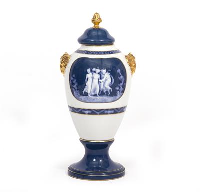 Lot 485 - A PORCELAIN VASE AND COVER