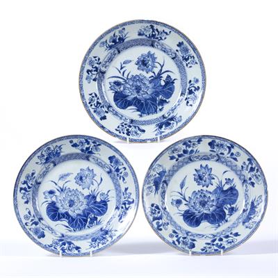 Lot 8 - Set of three export blue and white plates