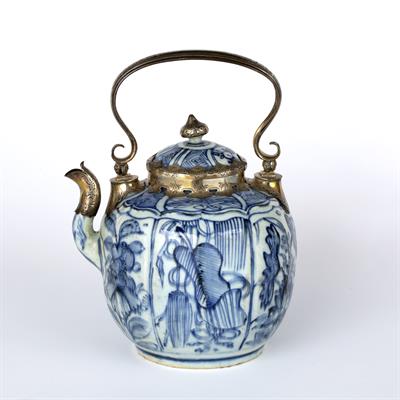 Lot 16 - Blue and white teapot and cover