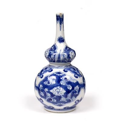 Lot 27 - Small blue and white double gourd bottle vase