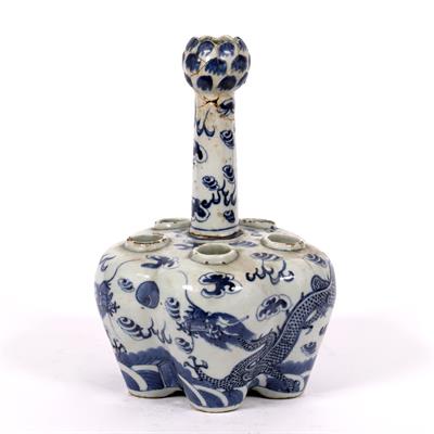 Lot 29 - Blue and white tulip vase