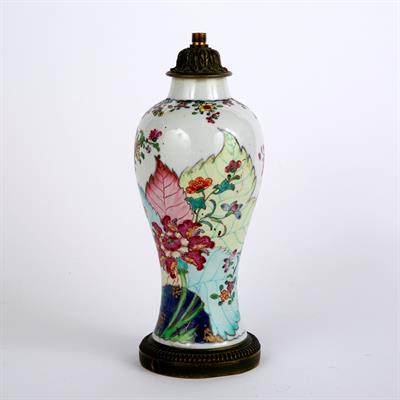 Lot 83 - Tobacco leaf vase