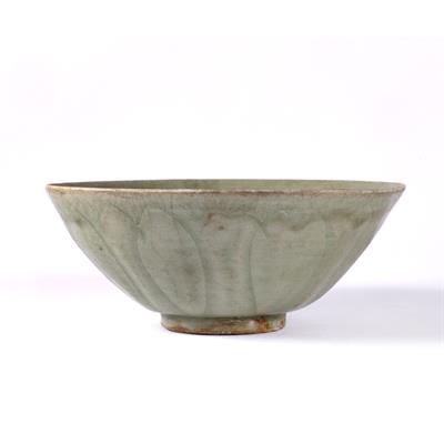 Lot 110 - Longquan celadon bowl