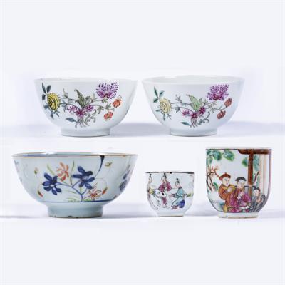 Lot 120 - Pair of famille rose small bowls