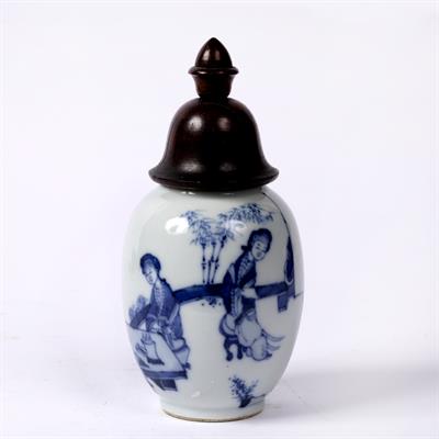 Lot 191 - Blue and white porcelain tea caddy