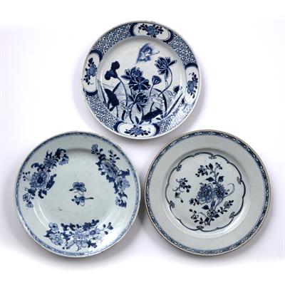 Lot 192 - Three blue and white porcelain plates