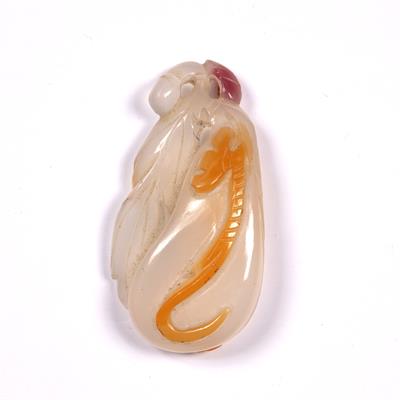 Lot 213 - Semi-translucent agate pendant