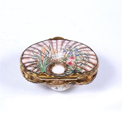 Lot 230 - Canton enamel shell shape box and cover